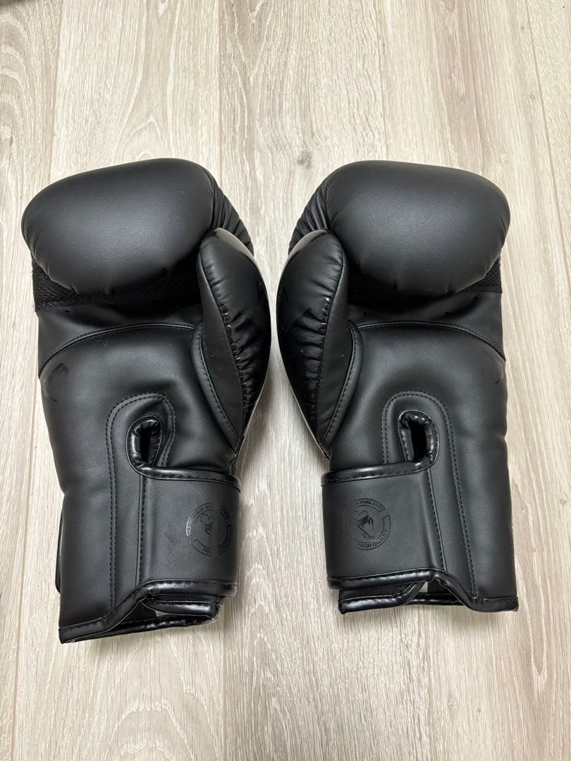 Venum ボクシンググローブ ブラック　16オンス