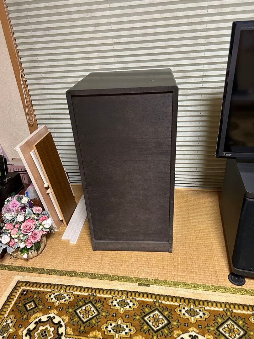 伝統的な4段タンス 黒と赤の花模様