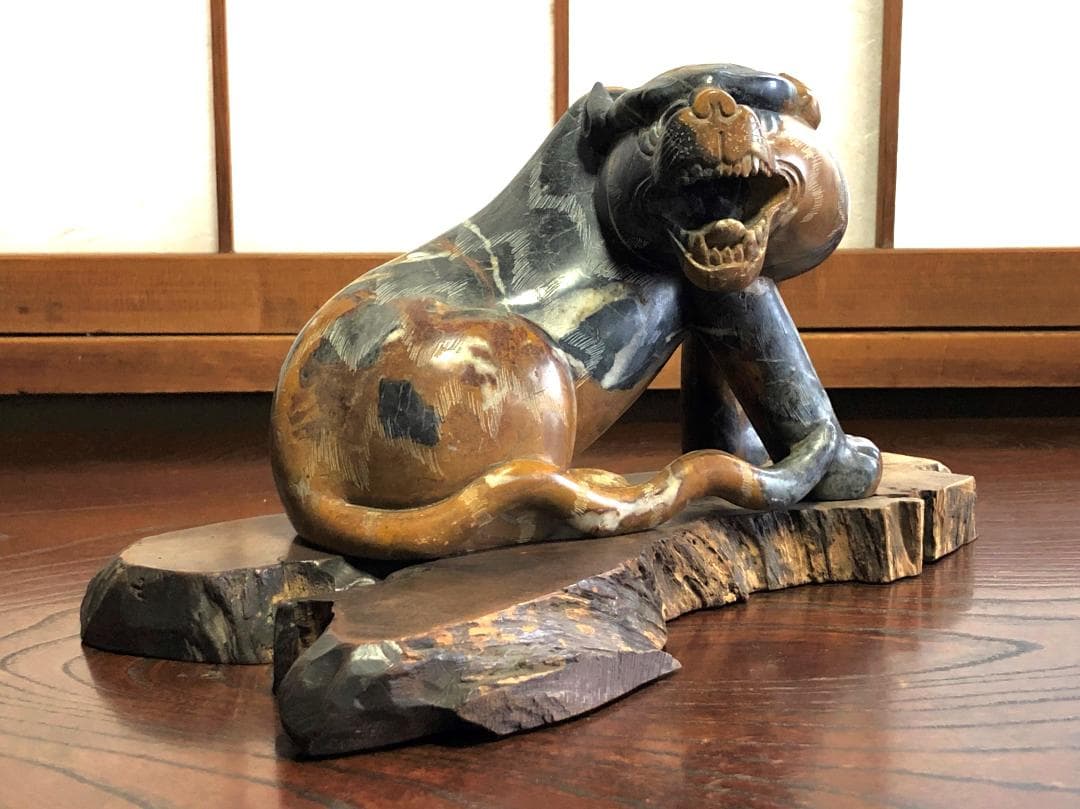 【 寿山石虎 】　天然石彫　江戸時代　ガラス眼　木台付