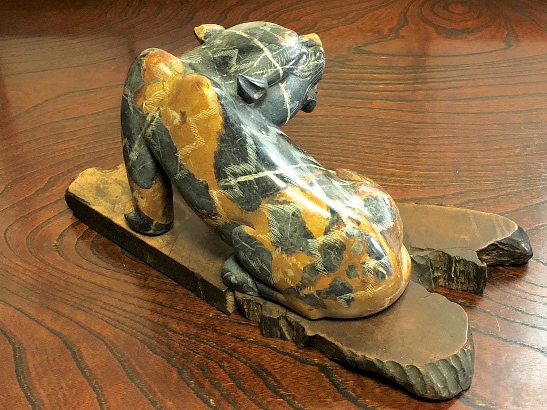 【 寿山石虎 】　天然石彫　江戸時代　ガラス眼　木台付