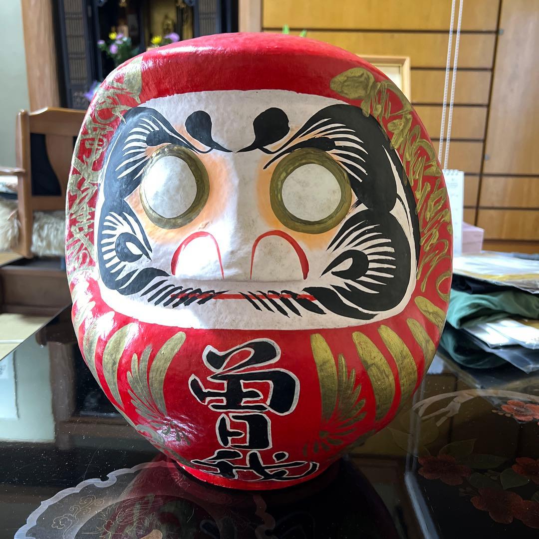 目が入っていない大きなダルマさん