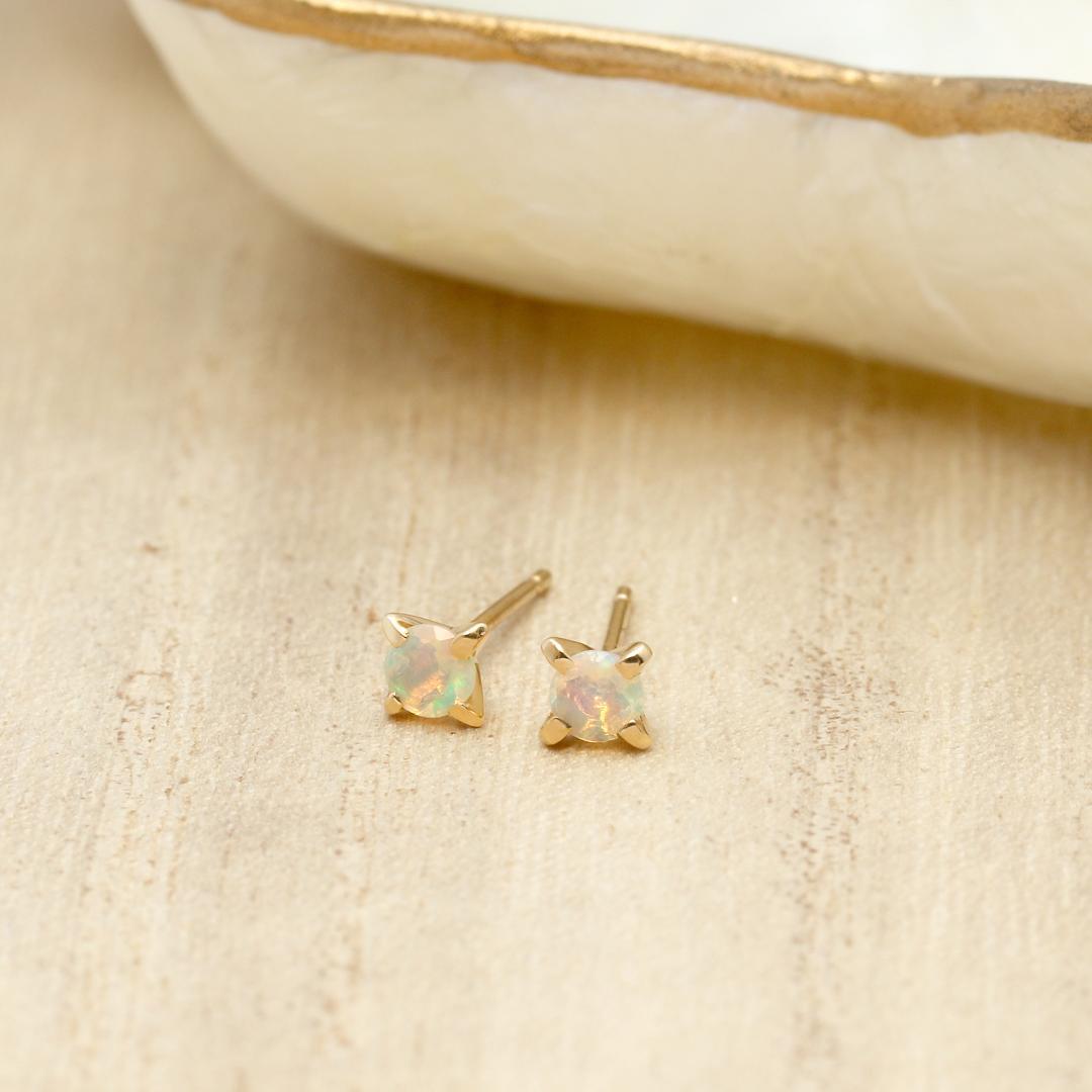 ギフトラッピング込み 遊色効果が神秘的なオパールピアスK18YG