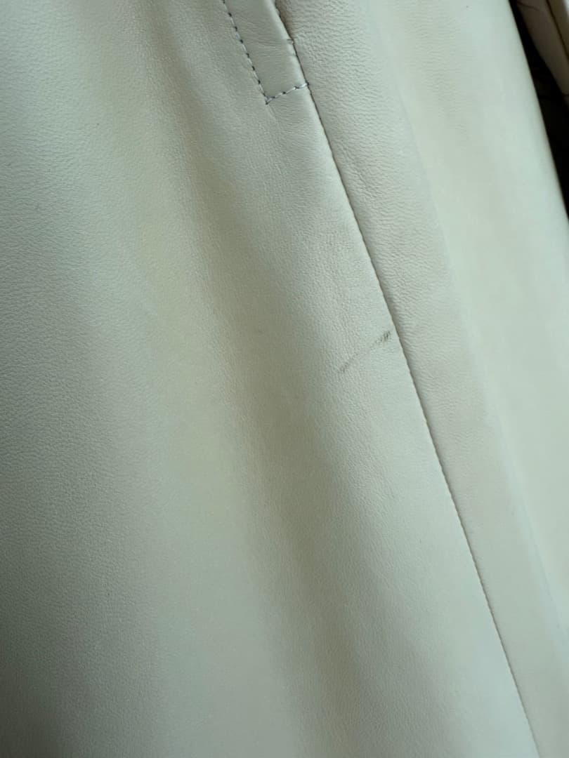 シャネルのレザースカート