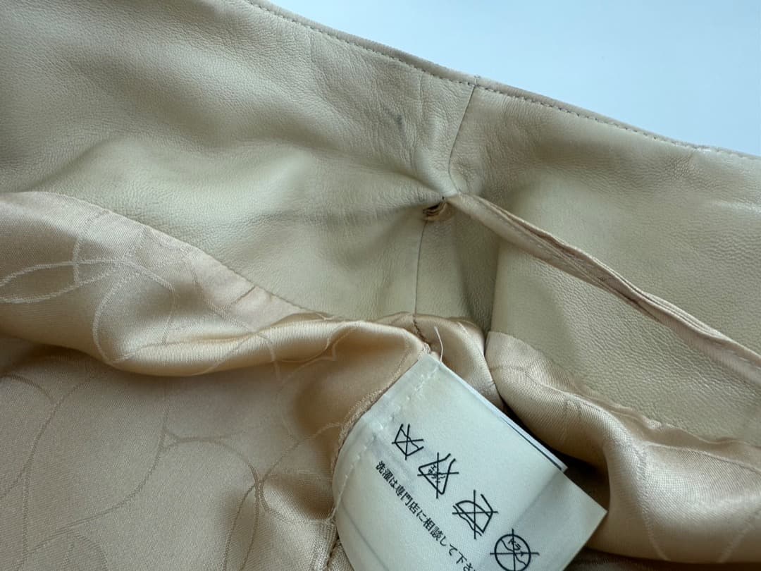 シャネルのレザースカート