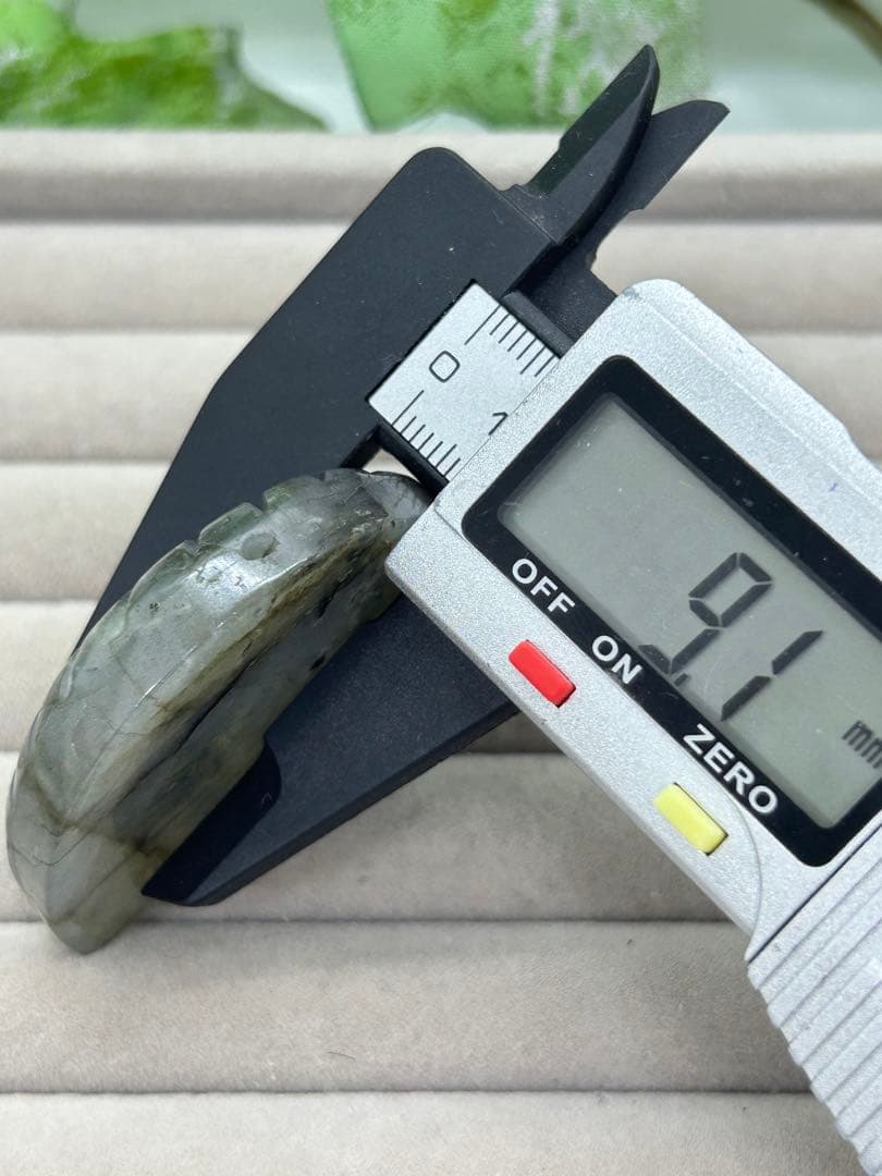 天然石ラブラドライト　アンモナイトのかたちパーツ　No.1258