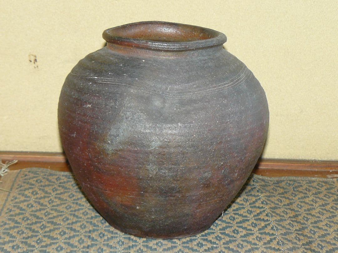 古い備前焼の壺