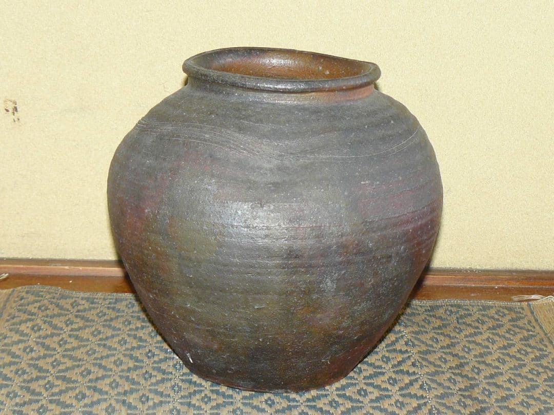 古い備前焼の壺
