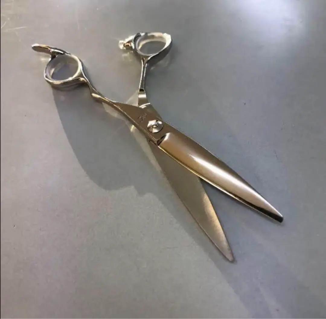 6インチシザー 新品未使用　安定感あるとても扱いやすいハンドル　最高のグリップ！