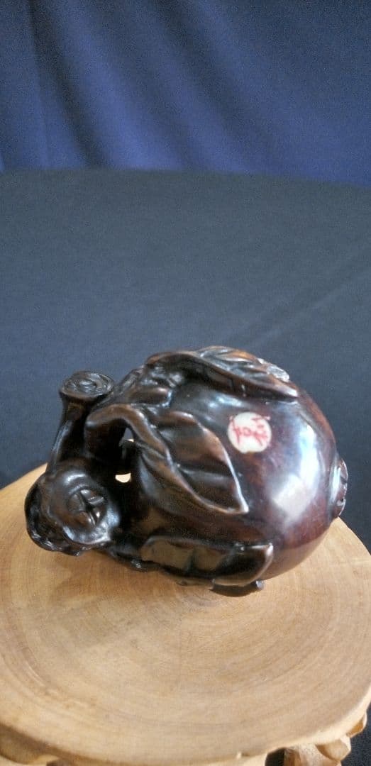 根付け、提げ物木製 ザクロの彫刻 約3,5cm、作家名あり