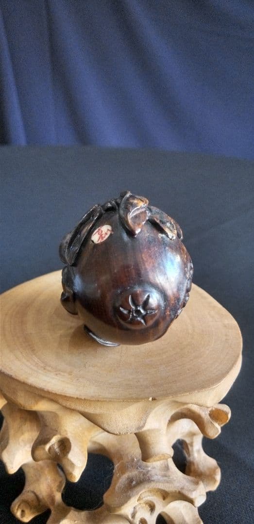 根付け、提げ物木製 ザクロの彫刻 約3,5cm、作家名あり