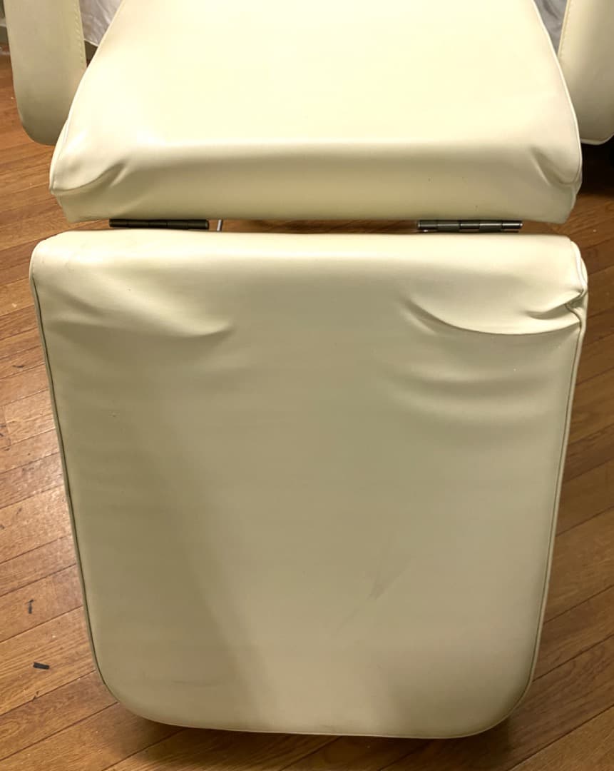 【送料込み】中古完動品 エステ/美顔、ボディケア　チェア　可変　姿勢　ホワイト