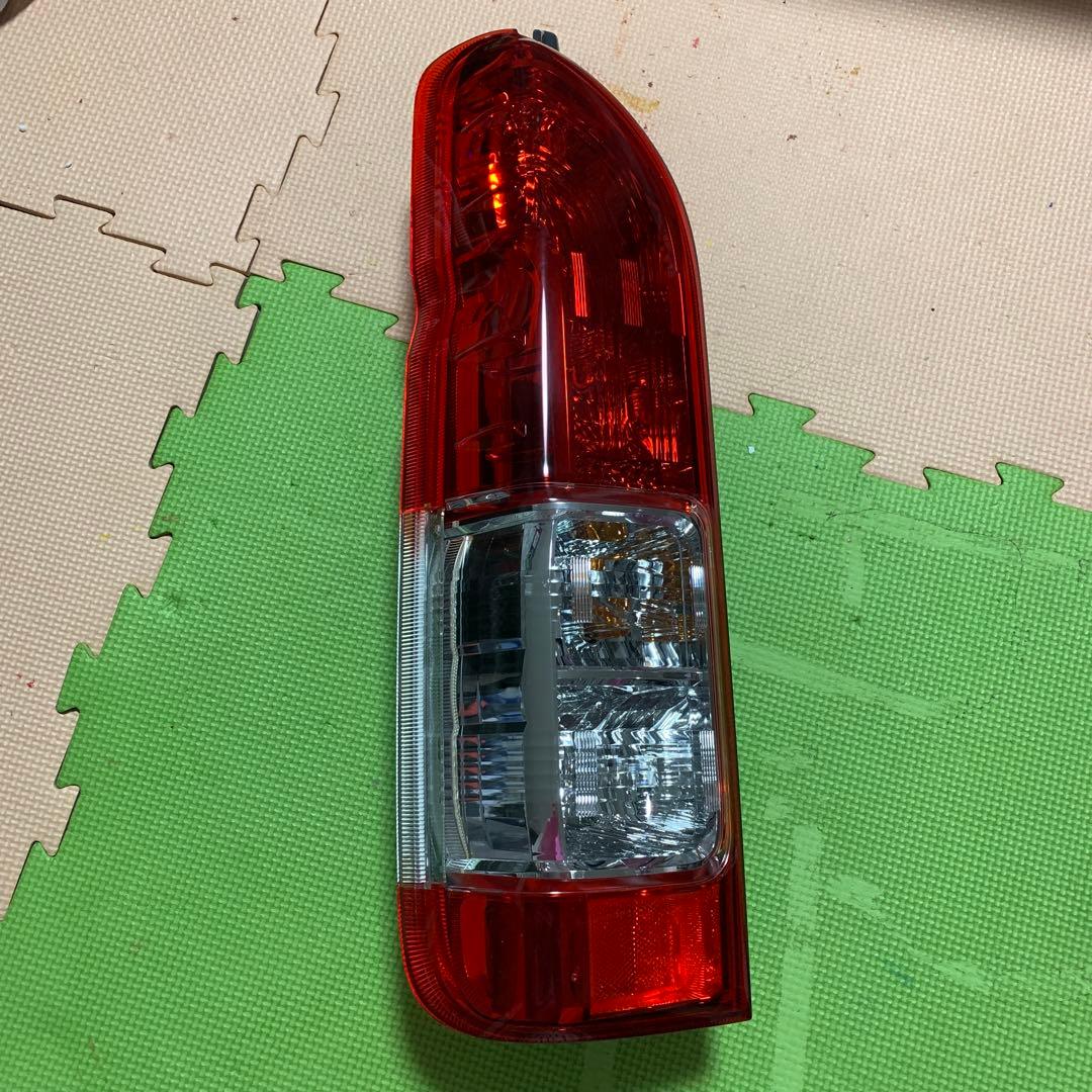 専用　新品　トヨタ ハイエース 200系 純正 テールライト 左(助手席側)
