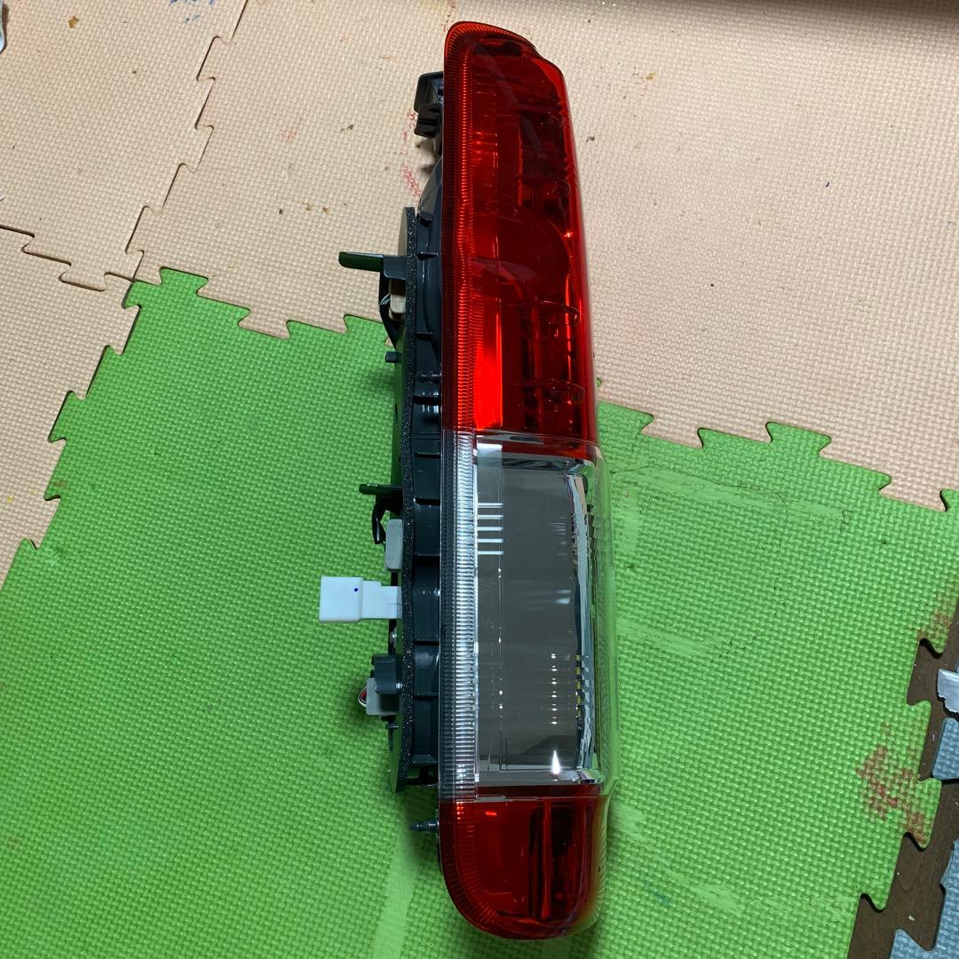 専用　新品　トヨタ ハイエース 200系 純正 テールライト 左(助手席側)
