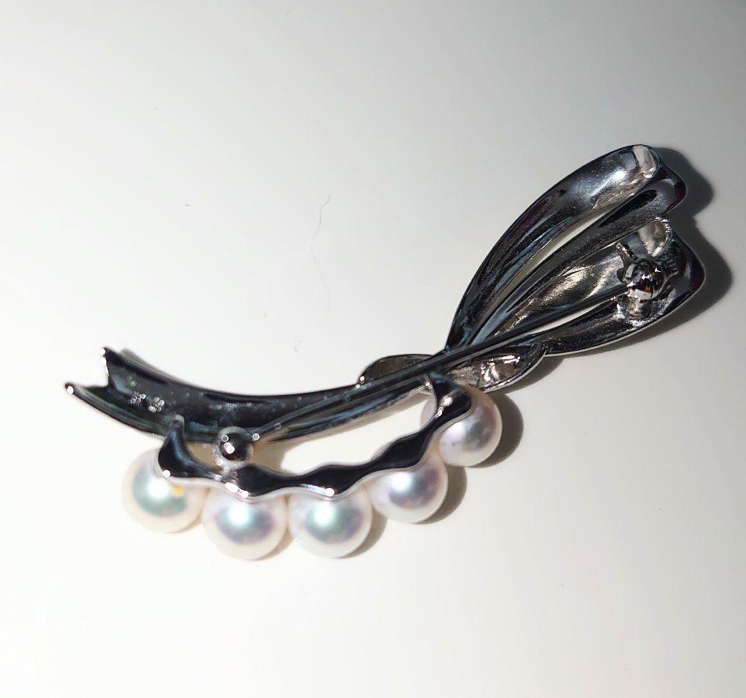 Tasaki アコヤ真珠　シルバーリボンデザインの　ブローチ