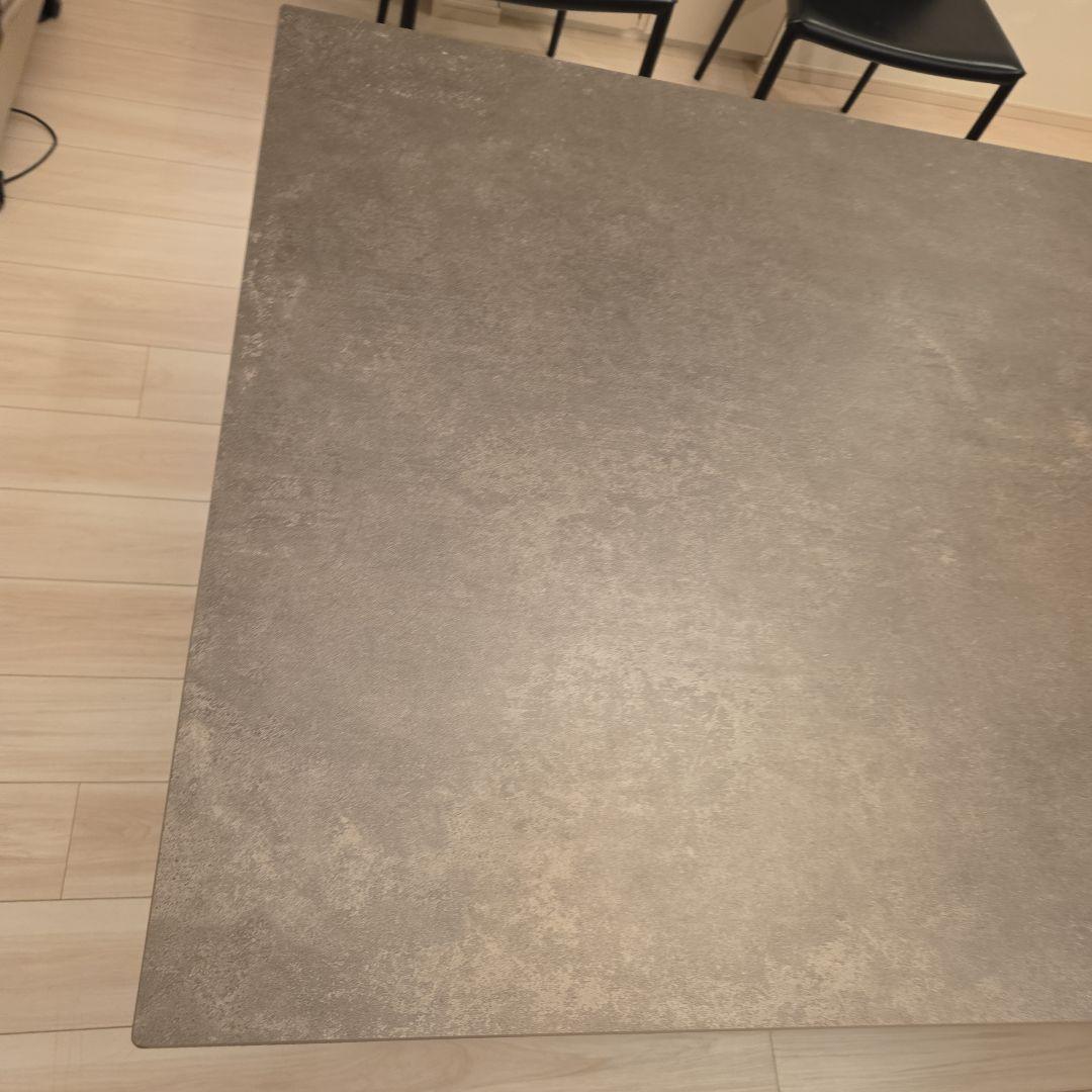 カリガリス トーキョー セラミックダイニングテーブル