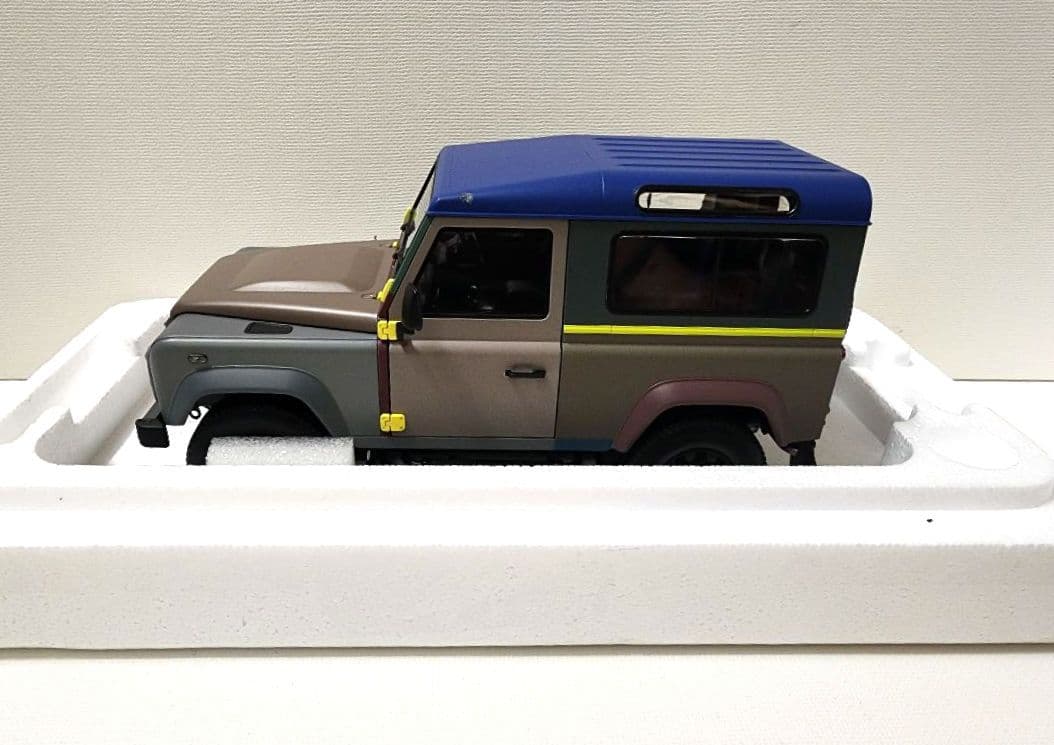 ポール・スミス　ランドローバー　1/18　マルチカラー