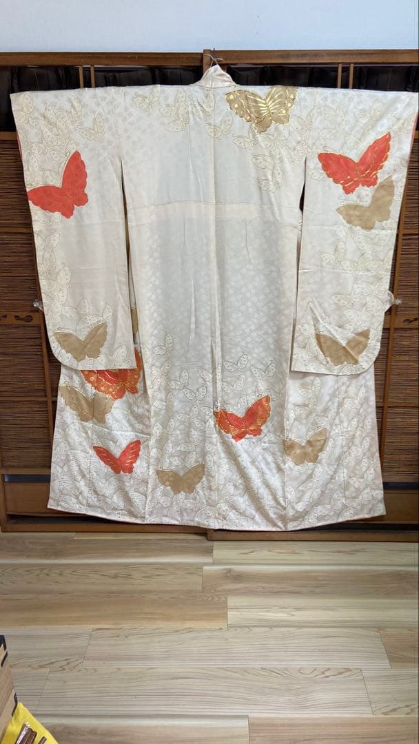 振袖 蝶の刺繍 白地に蝶の柄と花の地織りがあります。