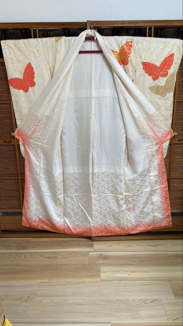振袖 蝶の刺繍 白地に蝶の柄と花の地織りがあります。