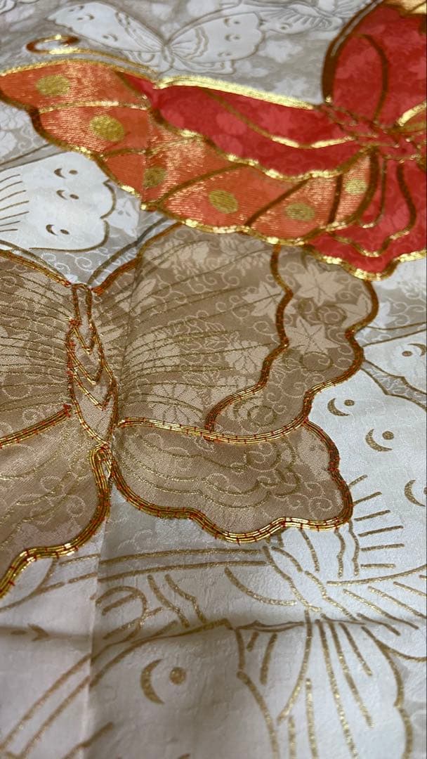 振袖 蝶の刺繍 白地に蝶の柄と花の地織りがあります。