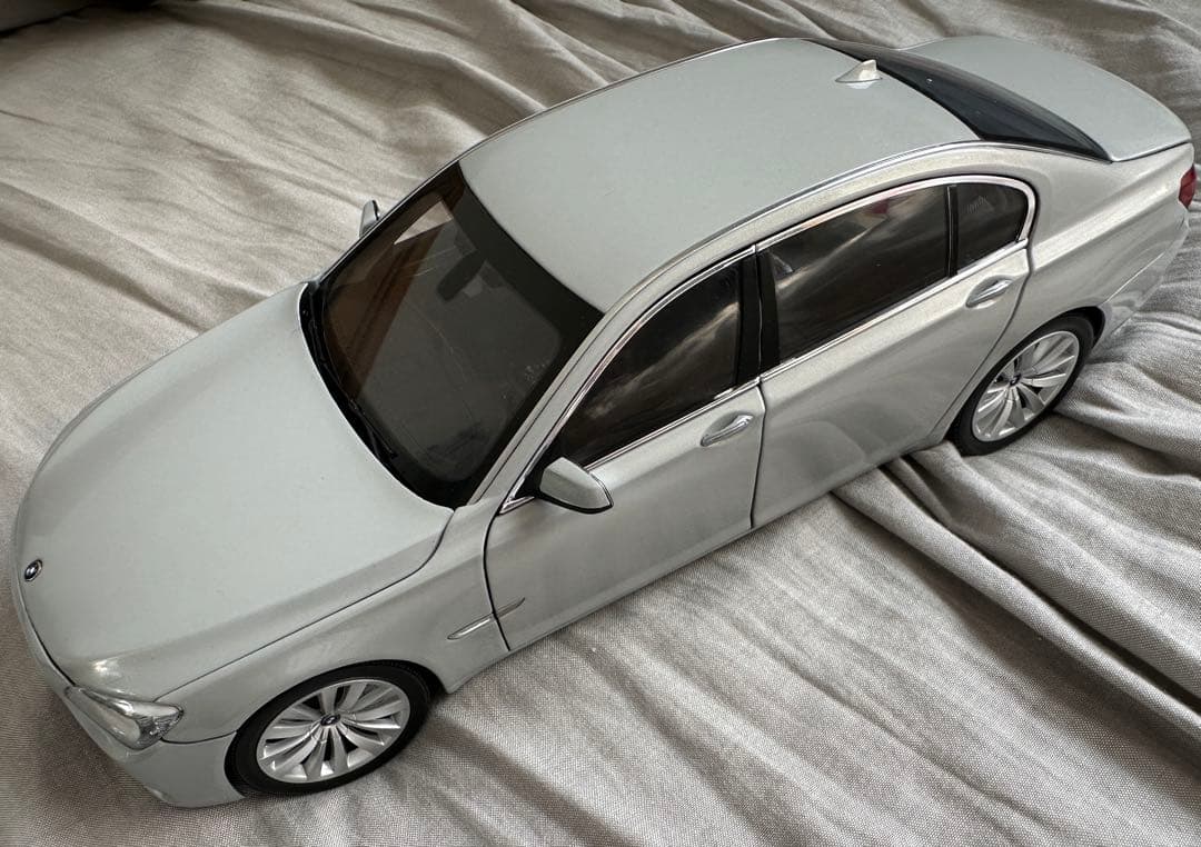 KYOSHO BMW750LiMOON silver1/18スケール