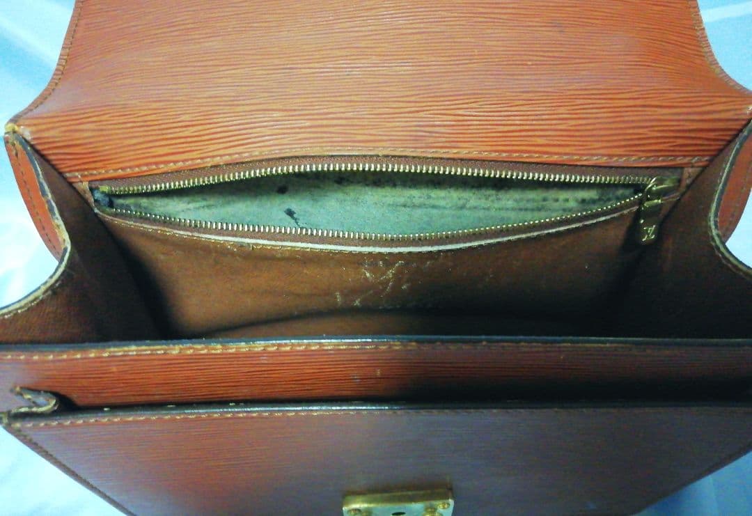 LV ルイヴィトン　エピ/モンソー　鍵付き　セカンドバック