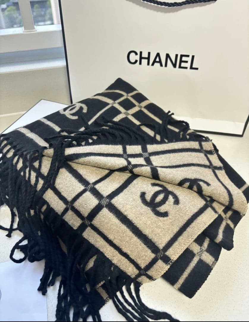 CHANEL 黒ベージュチェック柄スカーフ