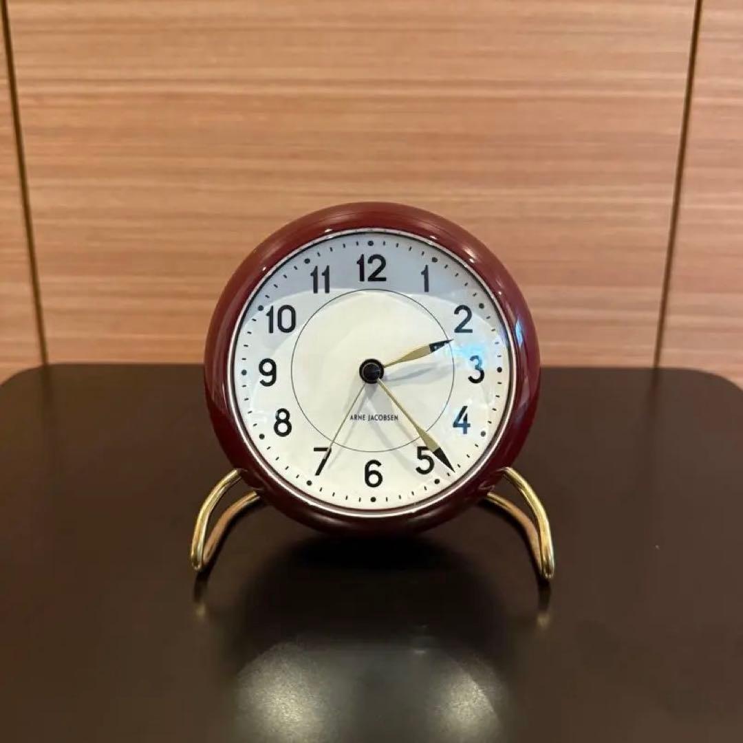 Arne Jacobsen（アルネ・ヤコブセン） テーブルクロック ボルドー
