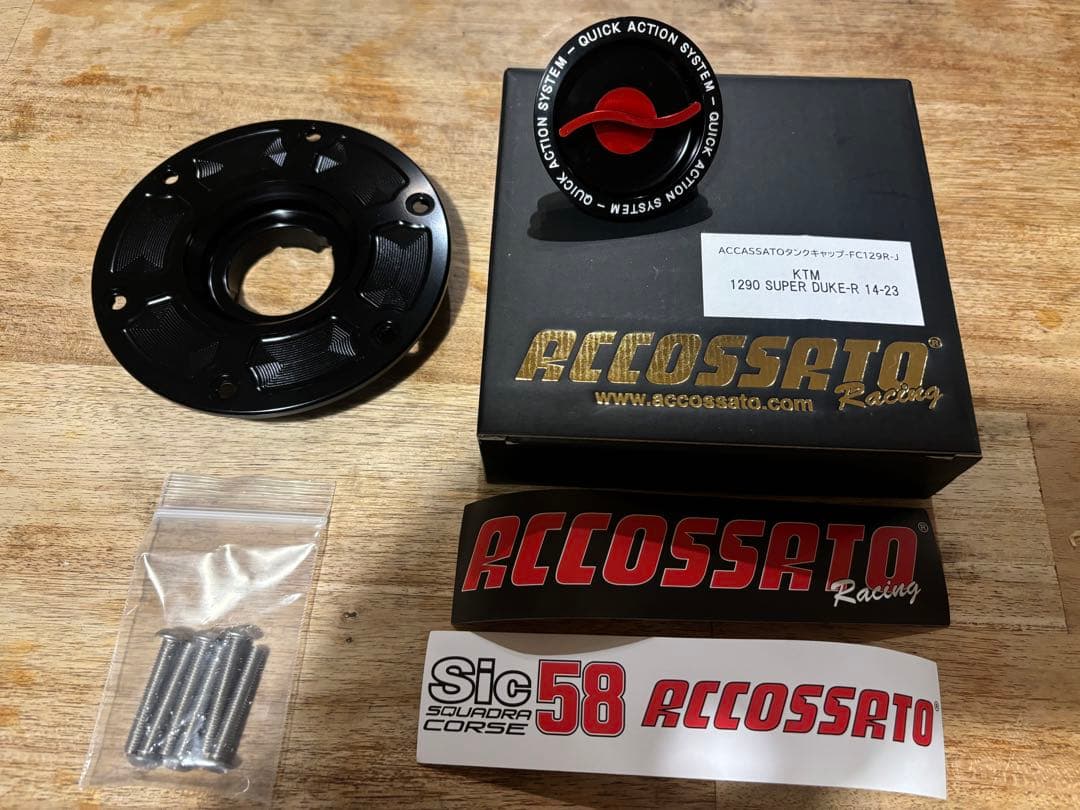 アコサット　タンクキャップ　KTM SUPER DUKE-R