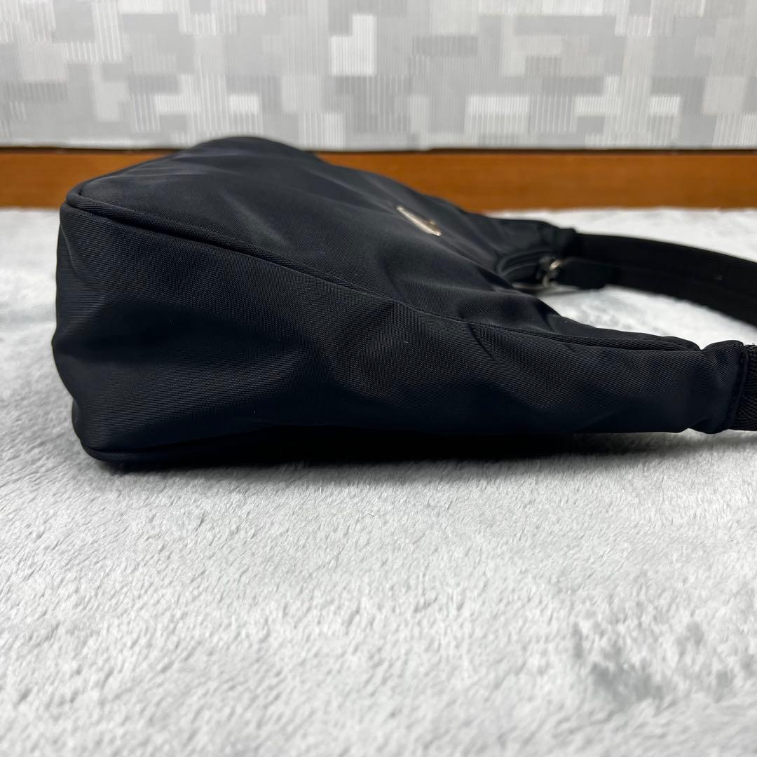 美品✨ Prada プラダ アクセサリーポーチ ブラック 黒 ナイロン 三角ロゴ