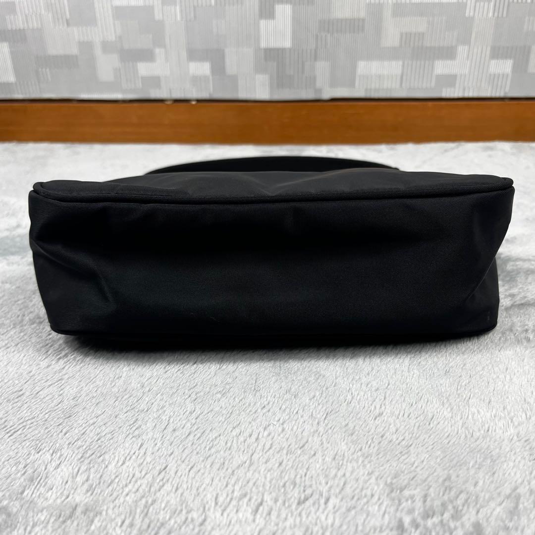 美品✨ Prada プラダ アクセサリーポーチ ブラック 黒 ナイロン 三角ロゴ