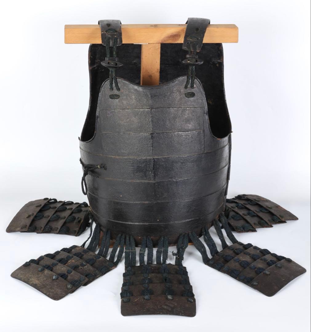 【江戸期】黒漆塗 横剥二枚胴 草摺付 甲冑 胴丸 台付 時代武具 古美術 骨董品