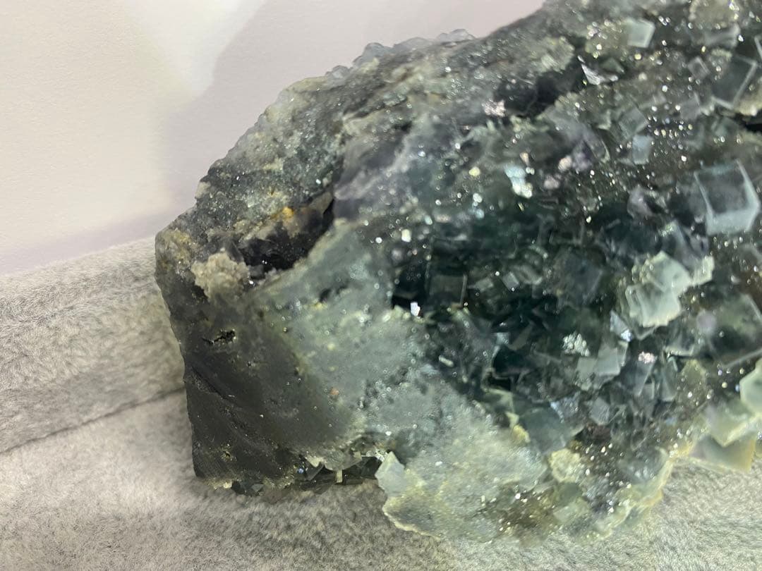 T945特価★ブルーグレーフローライト　キラキラキューブ結晶ジオード原石