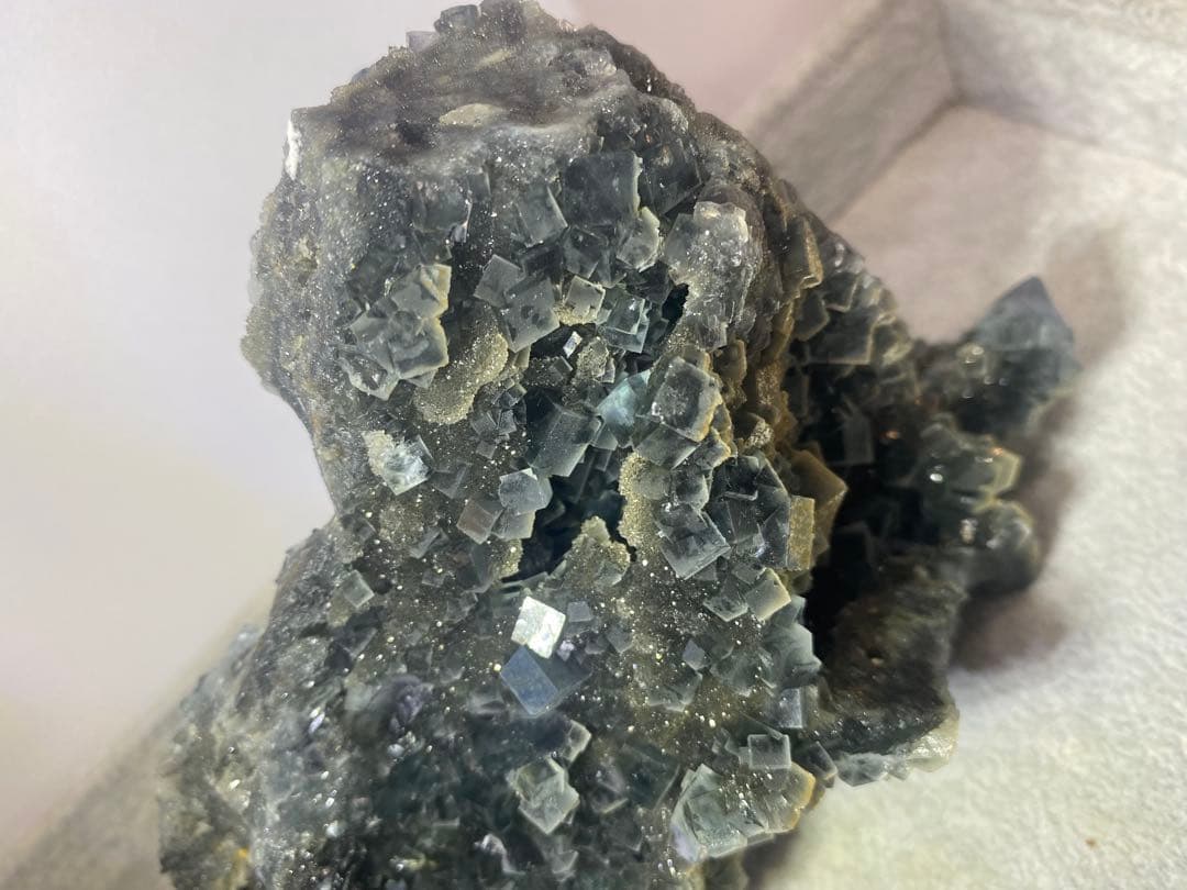 T945特価★ブルーグレーフローライト　キラキラキューブ結晶ジオード原石