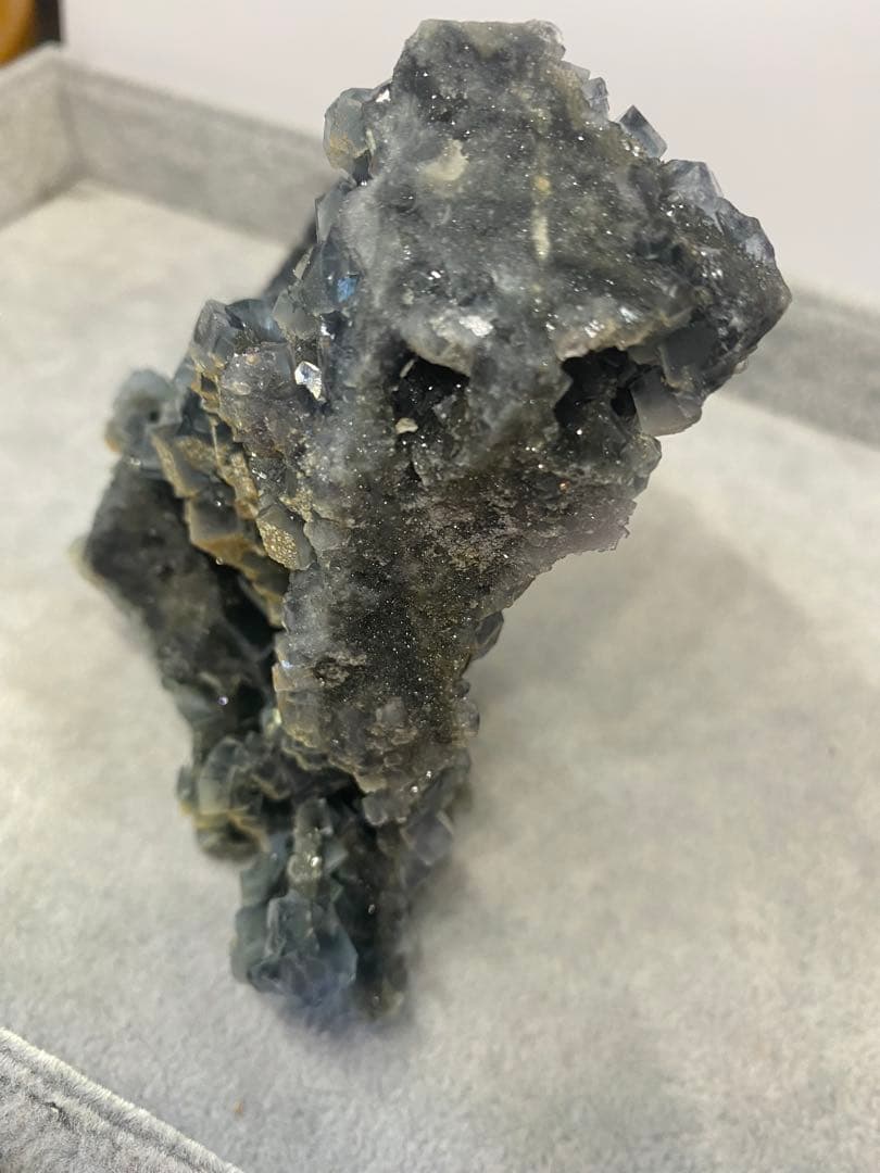T945特価★ブルーグレーフローライト　キラキラキューブ結晶ジオード原石