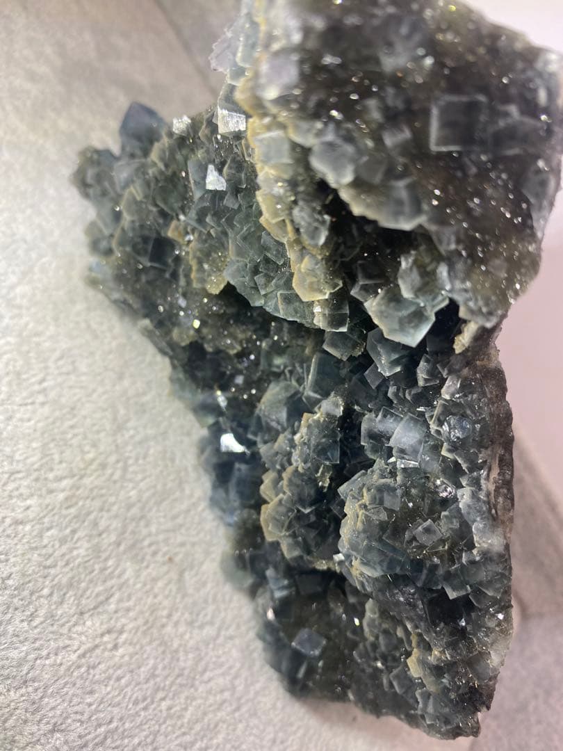 T945特価★ブルーグレーフローライト　キラキラキューブ結晶ジオード原石
