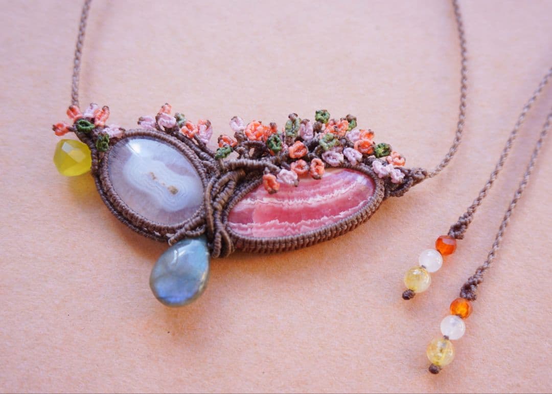 《花笑み》インカローズ　ソーラークォーツ　ラブラドライト　マクラメ　ネックレス