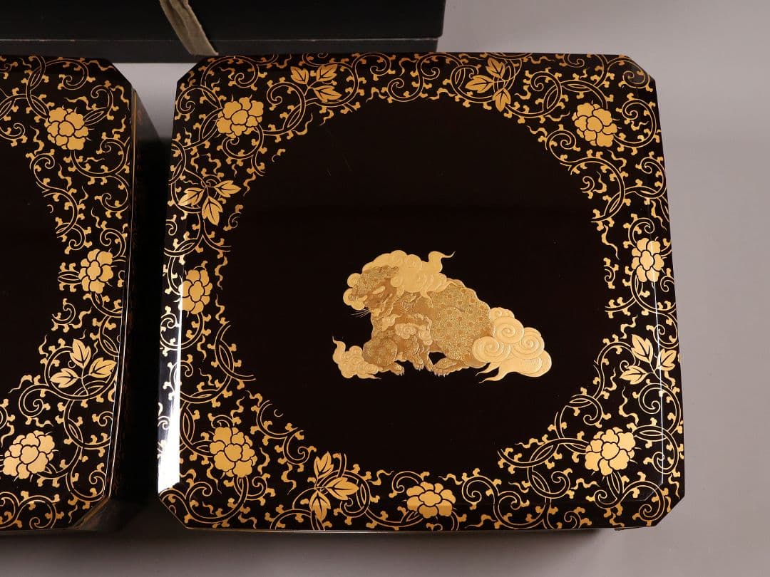 木製 漆塗 牡丹獅子 花唐草 金蒔絵 饅頭箱一対 菓子重 菓子箱【CM285】