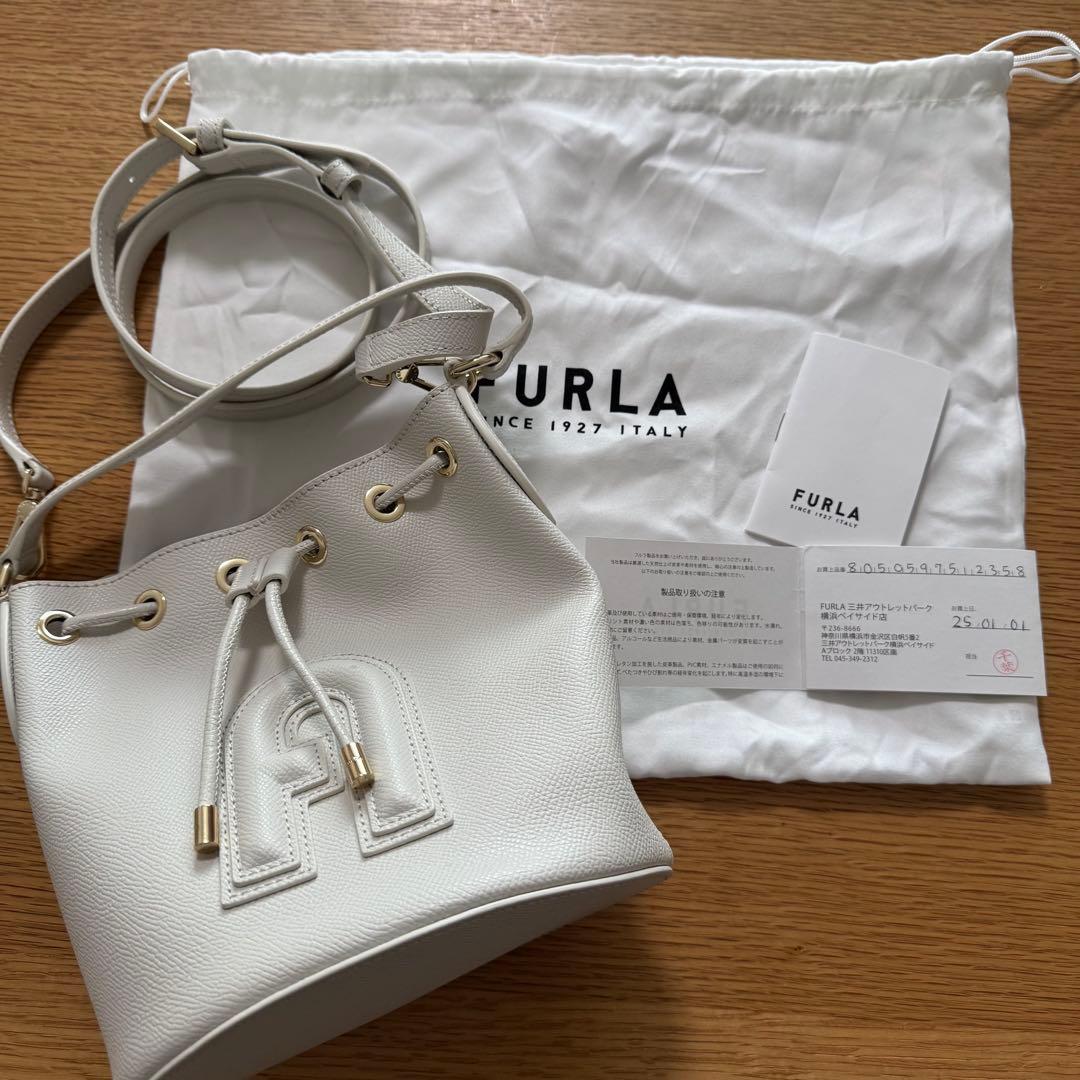 FURLA ホワイト巾着型ショルダーバッグ