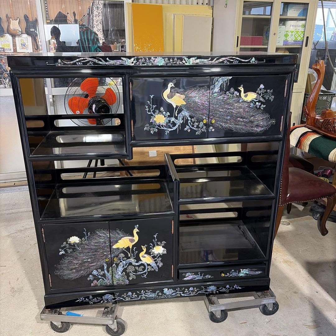 漆塗り孔雀模様キャビネット