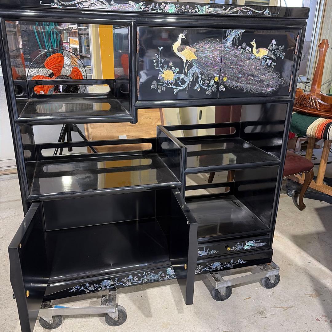 漆塗り孔雀模様キャビネット