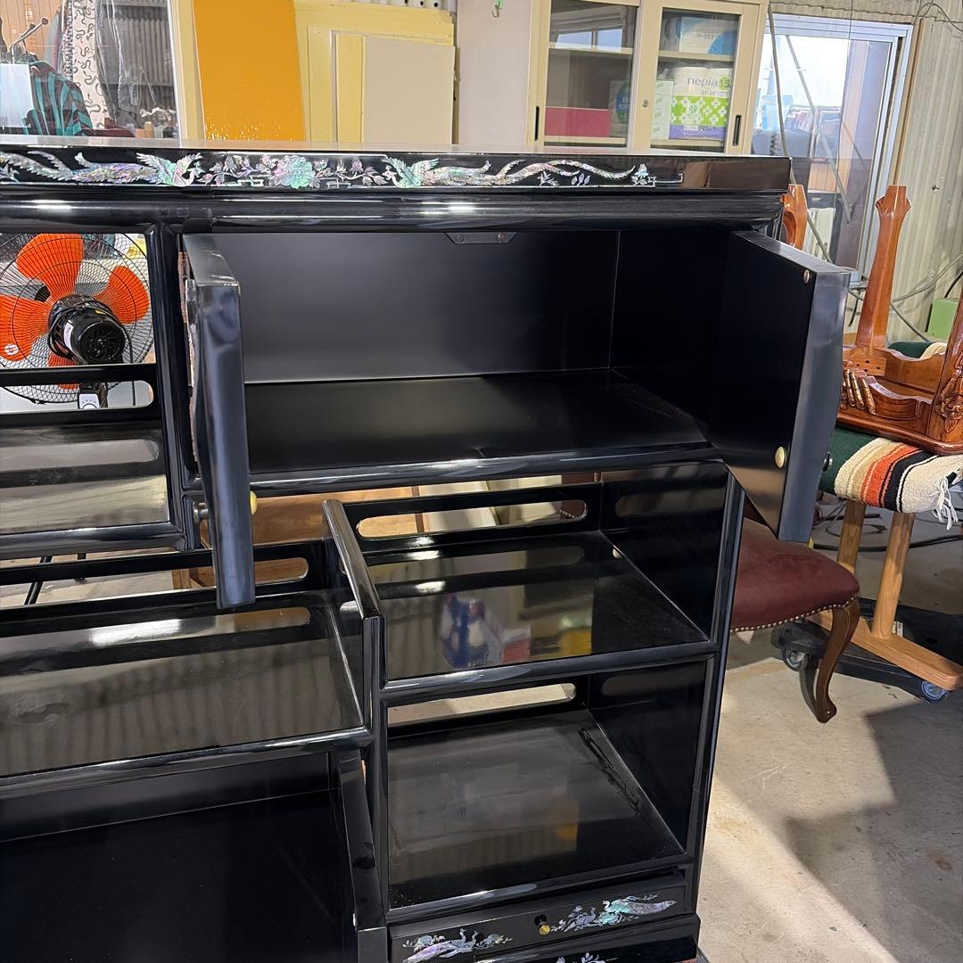 漆塗り孔雀模様キャビネット