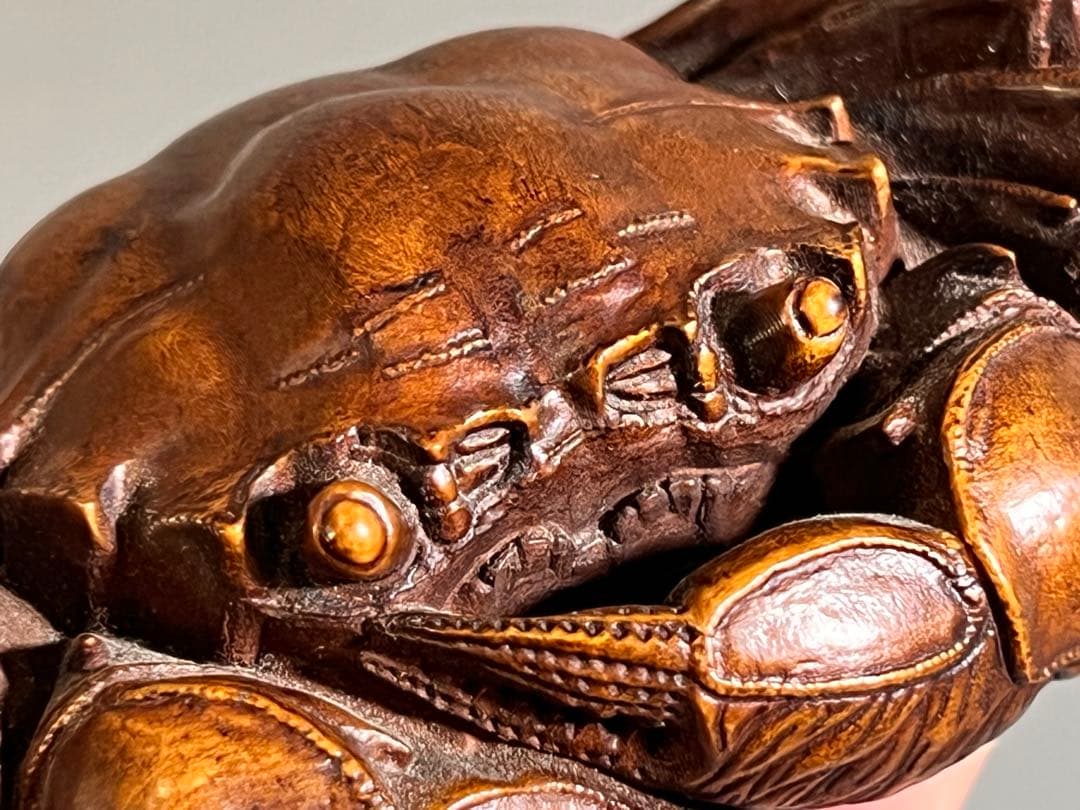 木製カニの彫刻