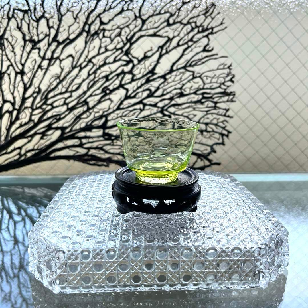 骨董　時代ガラス　切子　花　松葉　黄色　ウランガラス　反り口碗型　盃　猪口　１客