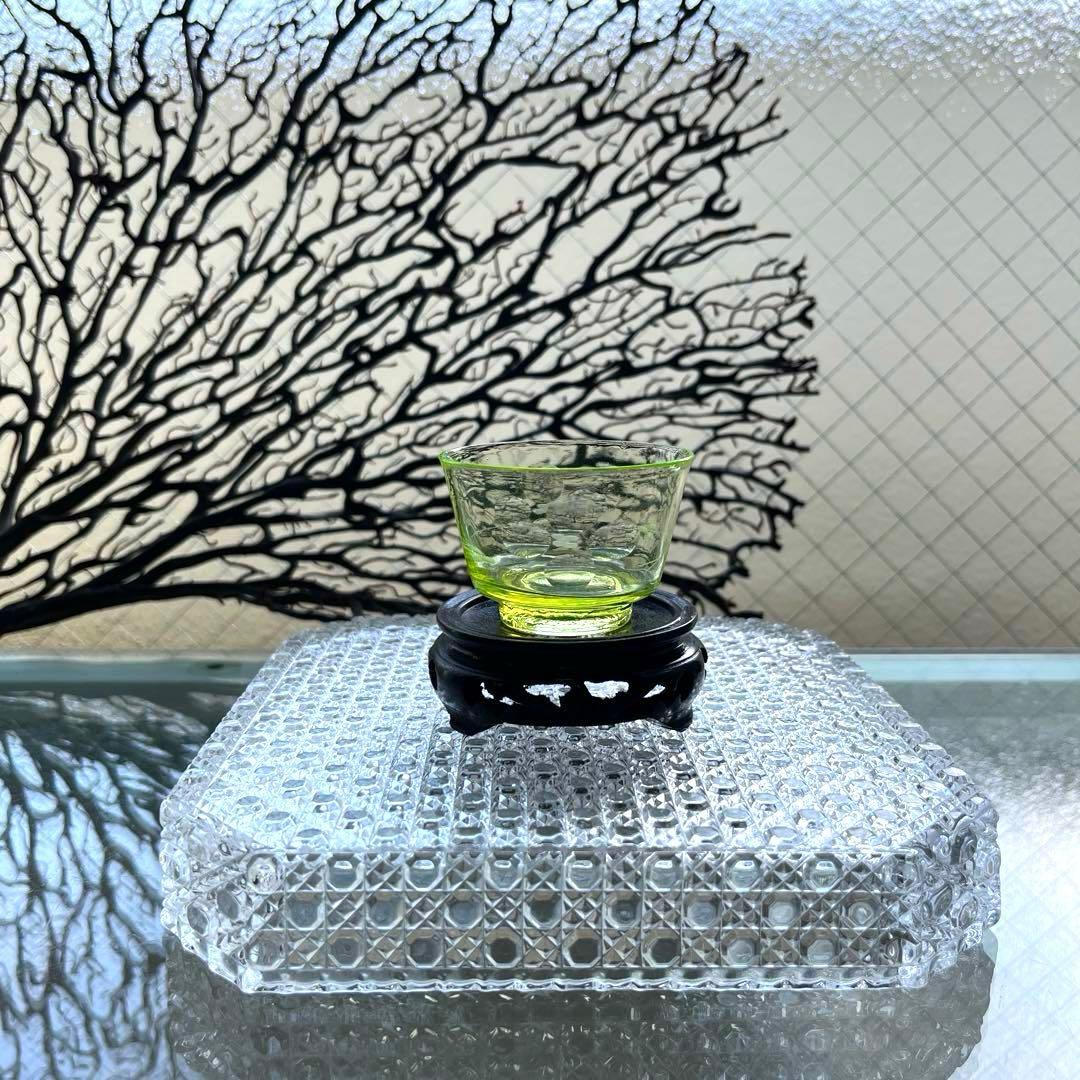 骨董　時代ガラス　切子　花　松葉　黄色　ウランガラス　反り口碗型　盃　猪口　１客