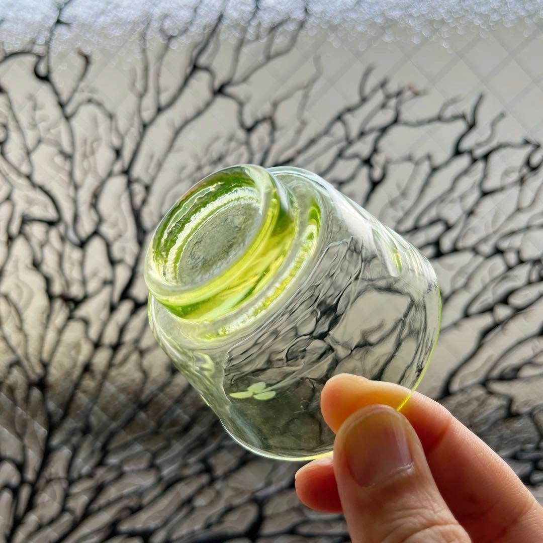 骨董　時代ガラス　切子　花　松葉　黄色　ウランガラス　反り口碗型　盃　猪口　１客