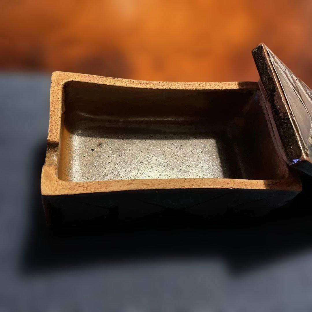 出西窯 多々納弘光氏作 バターケース三角模様 黒釉型紙抜角蓋物