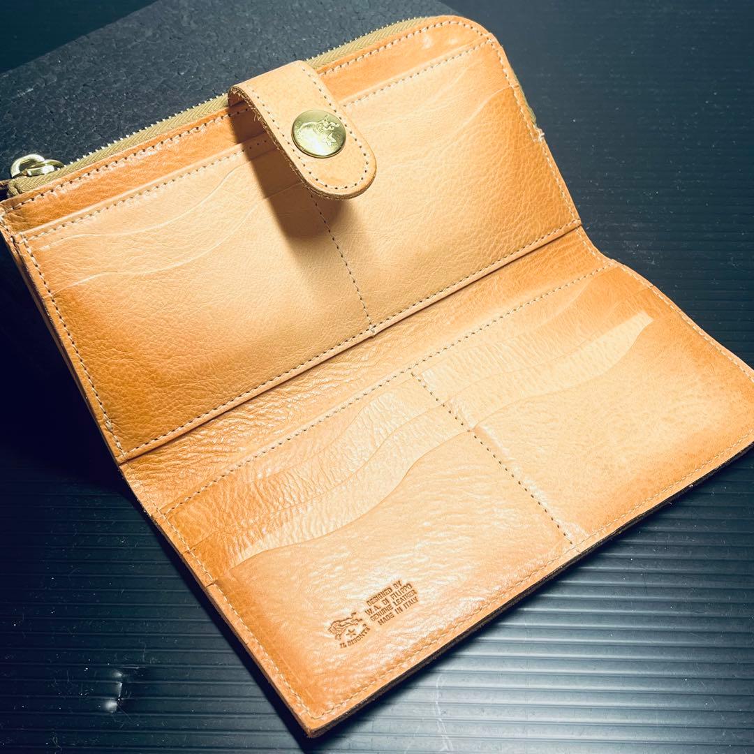 ILBiSONTEコンチョストラップ 二つ折り財布 ヌメナチュラルレザー本革