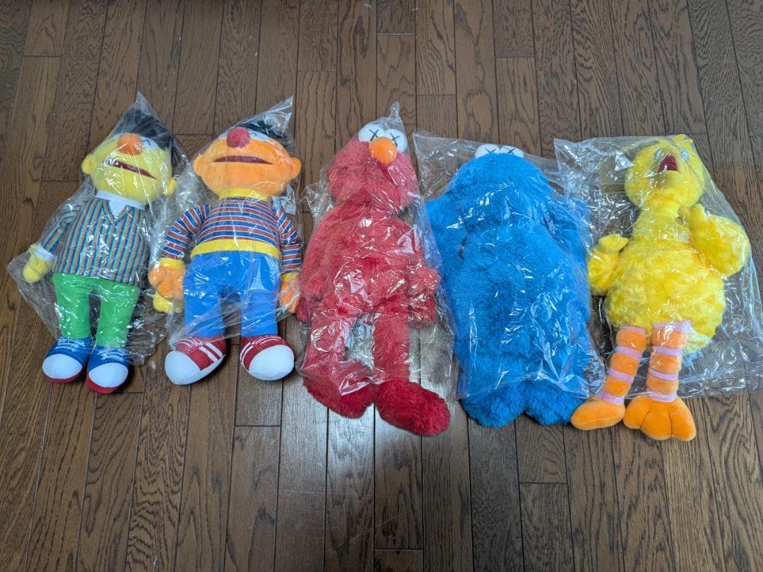 UNIQLO　UT「KAWS x SESAME STREET」ぬいぐるみ