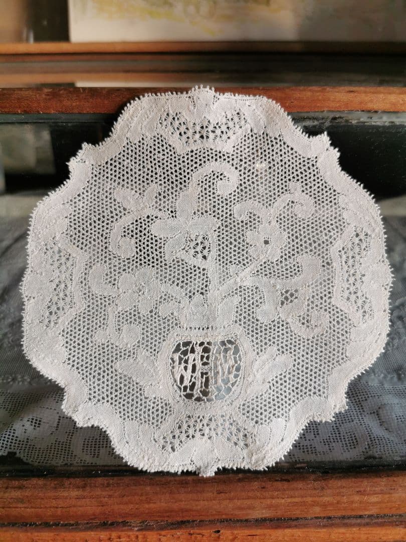 アンティークフランス ポワンドパリ 草花紋イニシャル刺繍メッシュレースドイリー