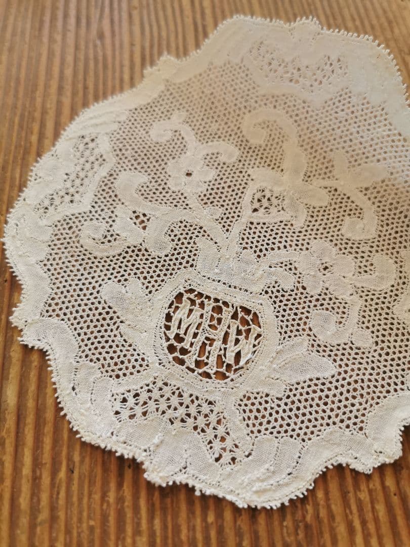 アンティークフランス ポワンドパリ 草花紋イニシャル刺繍メッシュレースドイリー